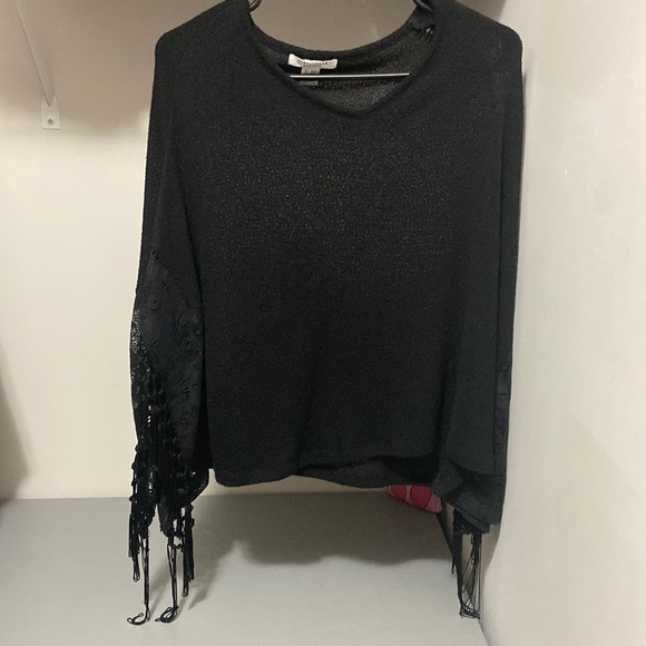 Black top - Picture 1 of 2